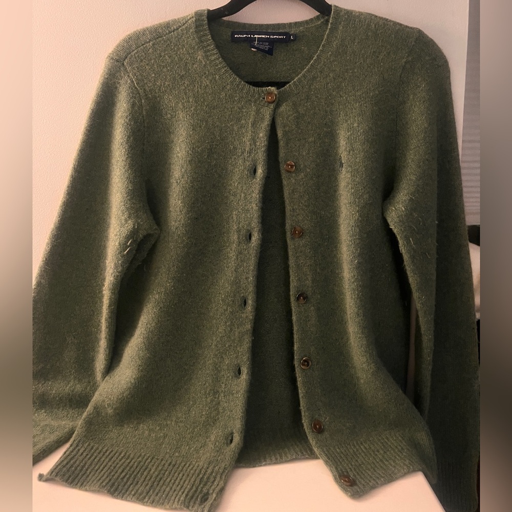 Vintage ralph Lauren women’s cardigan. 90% merino wool. Slight damage to bottom.